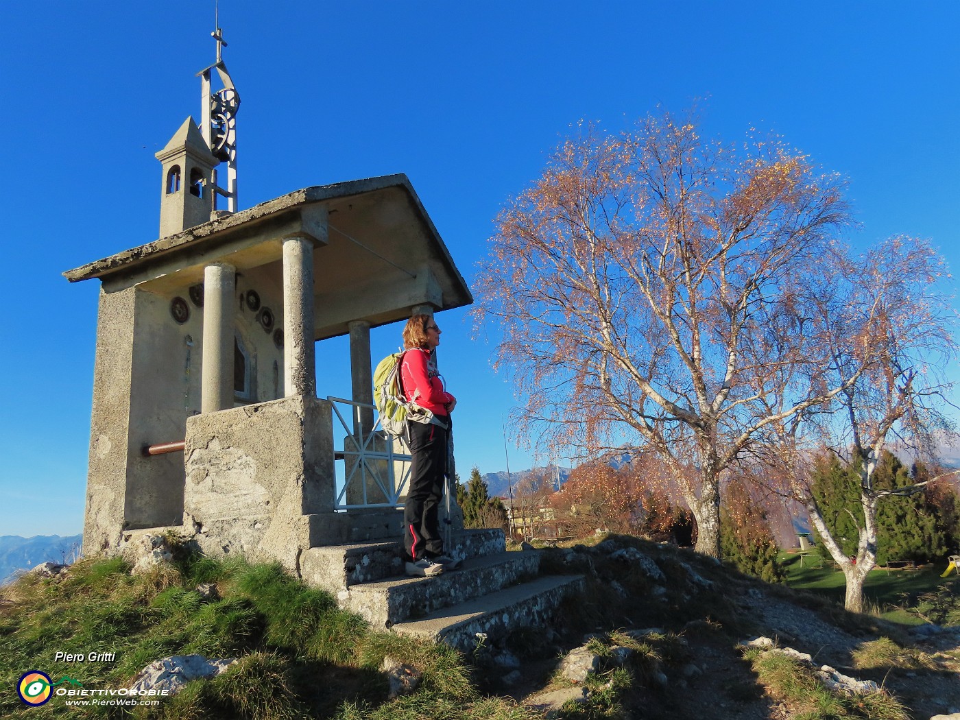 45 Dalla Madonna della neve in vetta al Monte Poieto (1360 m) Erica localizza il suo paese.JPG